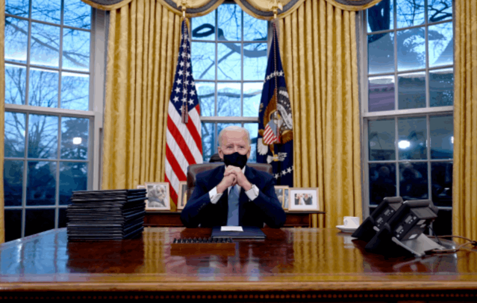'NOVINE' U BAJDENOVOJ ADMINISTRACIJI: Prvi put za ministre izabrani <span style='color:red;'><b>HOMOSEKSUALAC</b></span> i LATINOAMERIKANAC  